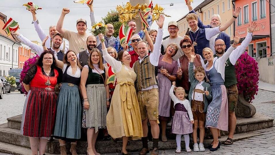 Die Narrhalla gratulierte dem Brautpaar. Die Narrhalla gratulierte dem Brautpaar.
