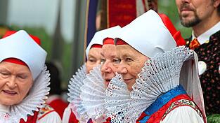 Besucherinnen in Tracht der Wischauer Sprachinsel 2017 beim Sudetendeutschen Tag