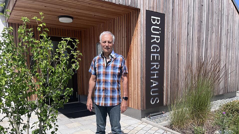 Franz Köck (74) vor dem Bürgerhaus in Dürnhart. Er ist mit dem E-Bike gekommen, „es sind nur fünf Minuten von Rain“, sagt der frühere Mittelschullehrer.