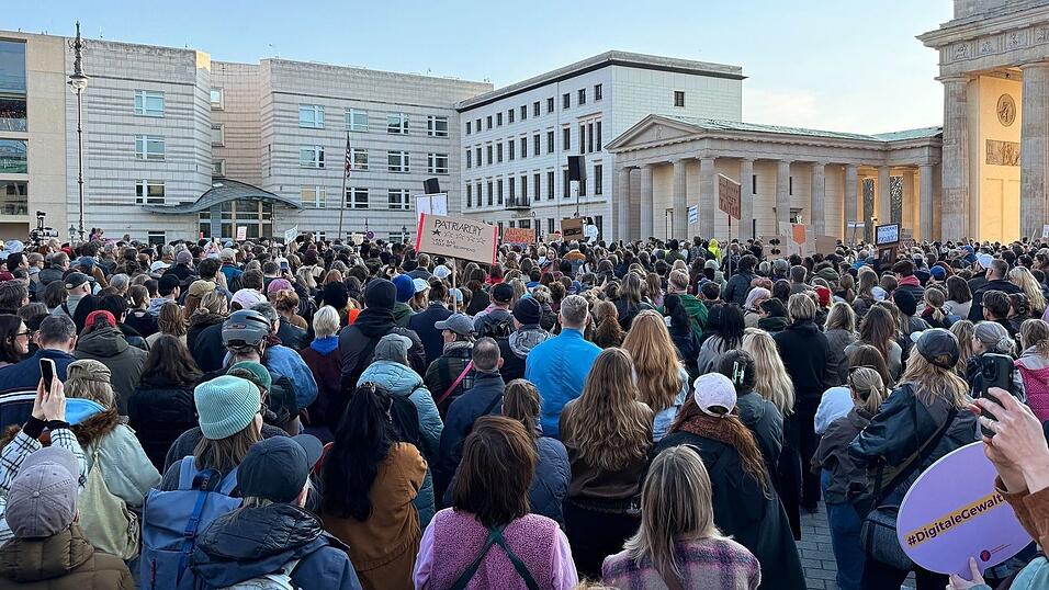 Fake-Profile, Deep Fakes, Scham &ndash; Betroffene berichten bei einer Demo am Brandenburger Tor.