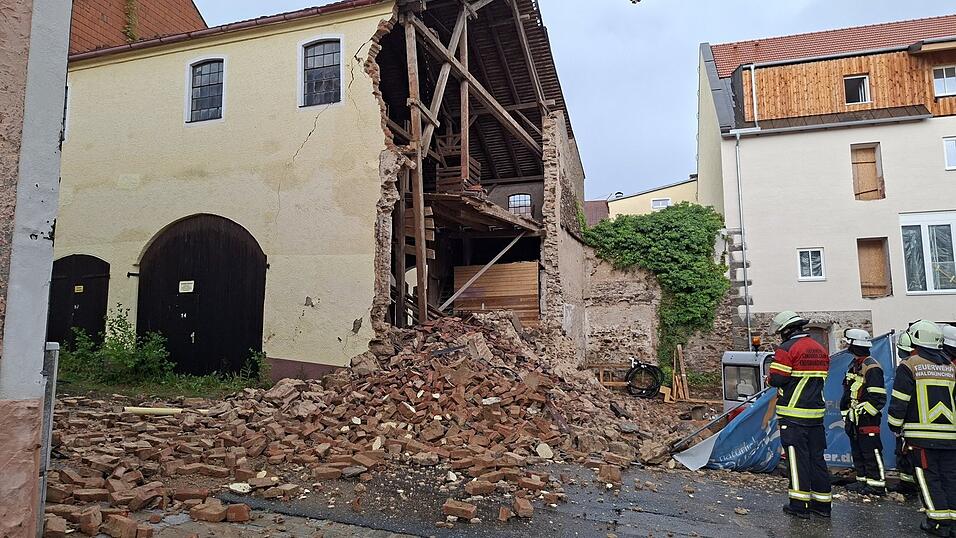 Mit einem lauten Krachen hat sich die Seitenwand des leerstehenden Stadls verabschiedet. Mit einem lauten Krachen hat sich die Seitenwand des leerstehenden Stadls verabschiedet.