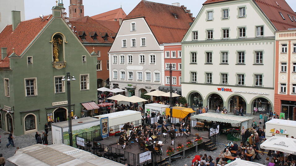 Die Bluval-Klangwolke schwebte am Samstag über Straubing. Die Bluval-Klangwolke schwebte am Samstag über Straubing.