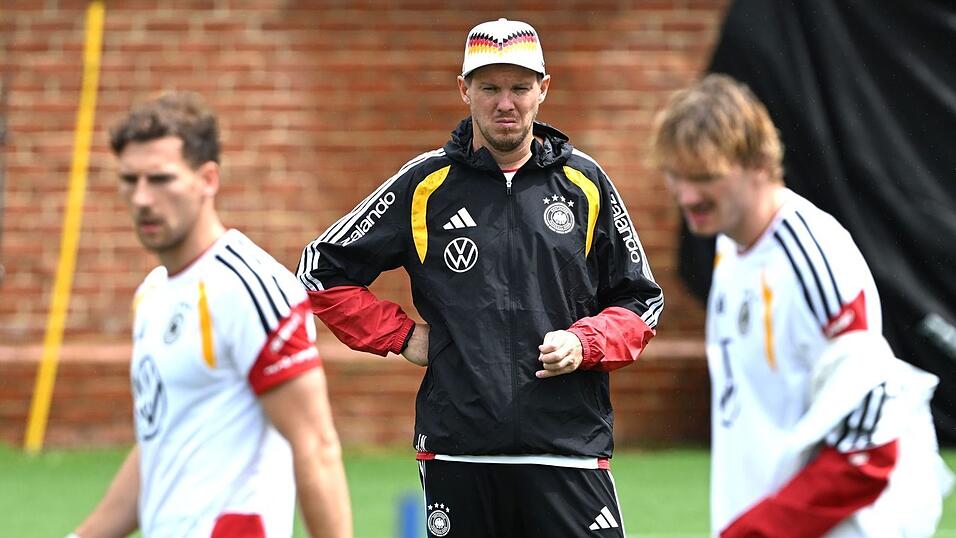 Bundestrainer Nagelsmann schaut im Training bei Woltemade (r.) und Goretzka (l.) ganz genau hin. Bundestrainer Nagelsmann schaut im Training bei Woltemade (r.) und Goretzka (l.) ganz genau hin.