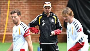 Bundestrainer Nagelsmann schaut im Training bei Woltemade (r.) und Goretzka (l.) ganz genau hin. Bundestrainer Nagelsmann schaut im Training bei Woltemade (r.) und Goretzka (l.) ganz genau hin.