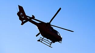Der Mann wurde schwer verletzt mit dem Hubschrauber ins Krankenhaus geflogen. (Symbolbild)