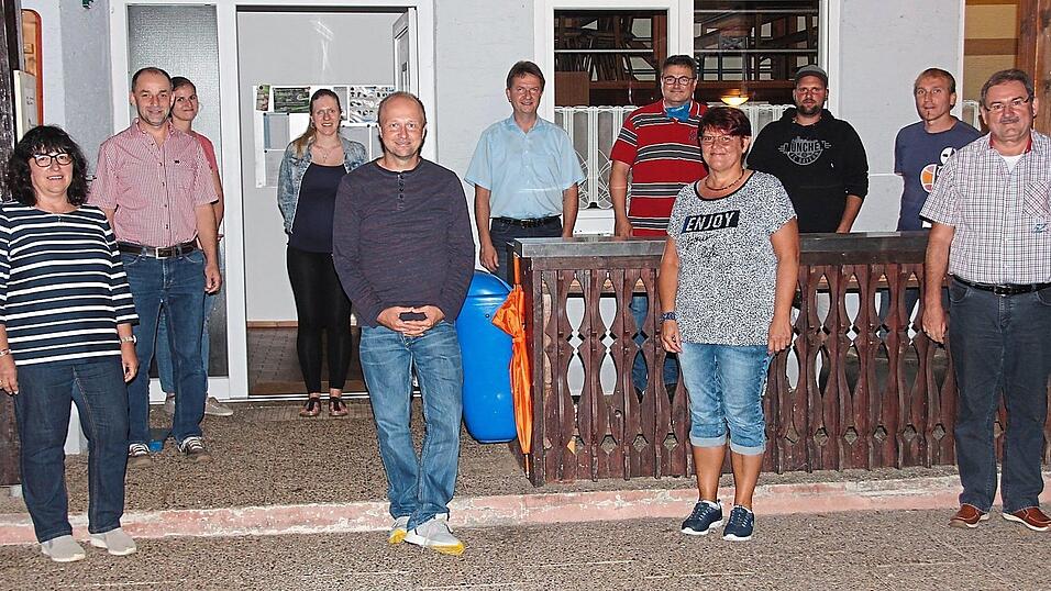 Christine Hirmer (vorne, Zweite von rechts) steht weiterhin an der Spitze des SV-Vorstands. Mit auf dem Bild sind die bestätigten Abteilungsleiter. Christine Hirmer (vorne, Zweite von rechts) steht weiterhin an der Spitze des SV-Vorstands. Mit auf dem Bild sind die bestätigten Abteilungsleiter.