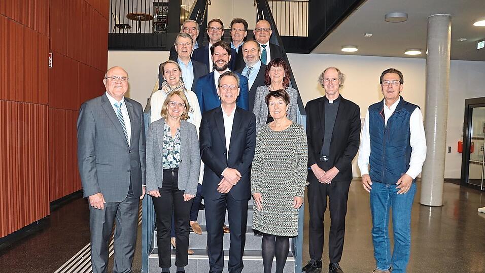 Vorsitzender Ludwig Zellner (links) wurde ebenso im Amt bestätigt wie die stellvertretenden Vorsitzenden Ursula Weger (Dritte von rechts), Hans Graf (rechts) und Professor Erwin Blum (hintere Reihe links) sowie Geschäftsführer und Schatzmeister Michael Schramm (Sechster von rechts). Vorsitzender Ludwig Zellner (links) wurde ebenso im Amt bestätigt wie die stellvertretenden Vorsitzenden Ursula Weger (Dritte von rechts), Hans Graf (rechts) und Professor Erwin Blum (hintere Reihe links) sowie Geschäftsführer und Schatzmeister Michael Schramm (Sechster von rechts).