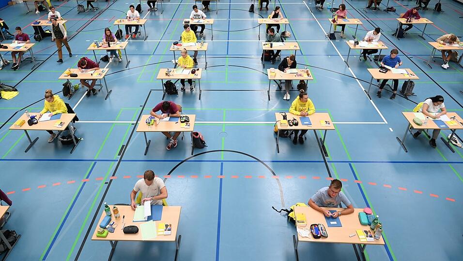 Die meisten Schüler schreiben ihr Abitur so wie hier: in großen Klassenräumen oder sogar der Turnhalle. Unser Autor allerdings schrieb seine Prüfungen alleine in einem kleinen Raum, nur mit Lehrer. Privat-Abi sozusagen.