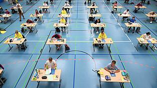 Die meisten Schüler schreiben ihr Abitur so wie hier: in großen Klassenräumen oder sogar der Turnhalle. Unser Autor allerdings schrieb seine Prüfungen alleine in einem kleinen Raum, nur mit Lehrer. Privat-Abi sozusagen.