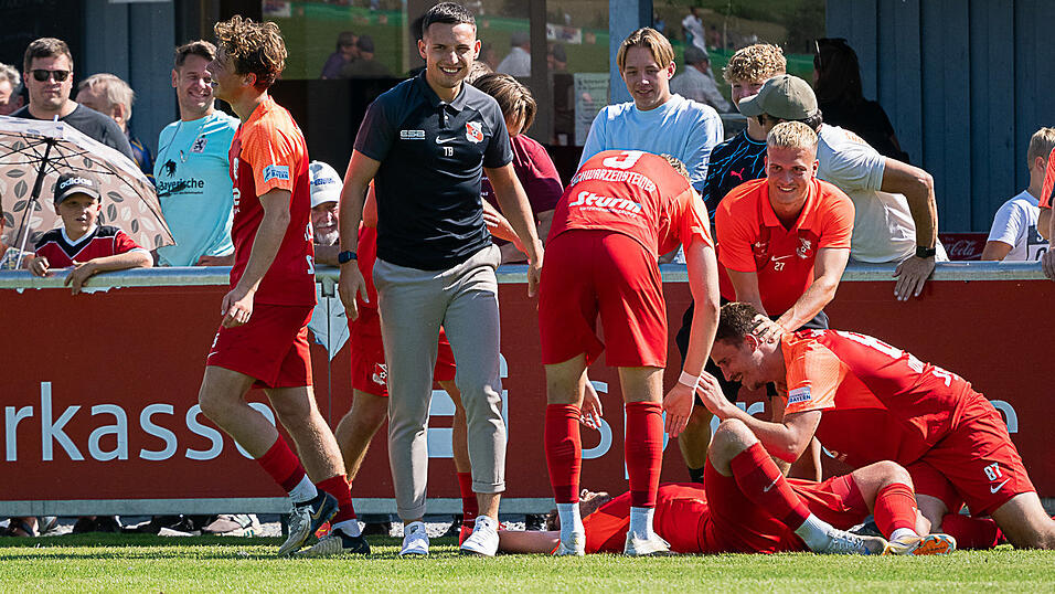 Jubel bei Hankofens Trainer Tobias Beck und seinen Spielern nach dem vorentscheidenden Treffer 3:1 durch Andreas Wagner. Jubel bei Hankofens Trainer Tobias Beck und seinen Spielern nach dem vorentscheidenden Treffer 3:1 durch Andreas Wagner.