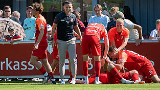 Jubel bei Hankofens Trainer Tobias Beck und seinen Spielern nach dem vorentscheidenden Treffer 3:1 durch Andreas Wagner. Jubel bei Hankofens Trainer Tobias Beck und seinen Spielern nach dem vorentscheidenden Treffer 3:1 durch Andreas Wagner.