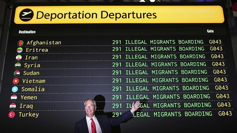 Der britische Rechtspopulist Nigel Farage posiert vor einer Attrappe einer Abflugtafel, auf der verschiedene Länder aufgelistet sind mit dem Hinweis „Illegale Zuwanderer steigen ein“. Er will Asylsucher abschieben. Der britische Rechtspopulist Nigel Farage posiert vor einer Attrappe einer Abflugtafel, auf der verschiedene Länder aufgelistet sind mit dem Hinweis „Illegale Zuwanderer steigen ein“. Er will Asylsucher abschieben.