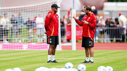 Arbeitet weiter mit Kompany zusammen: Assistenzcoach Maric (r). (Archivbild)