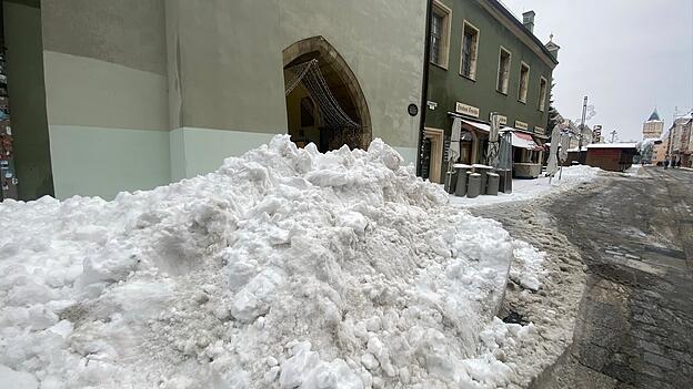 Sturmtief „Elli“ hat über Nacht einigen Schnee auf den Straubinger Stadtplatz geweht. Freitagmorgen um 9 Uhr ist der Räumdienst aber längst fertig - nur etwas rutschig ist es noch hier und da. Sturmtief „Elli“ hat über Nacht einigen Schnee auf den Straubinger Stadtplatz geweht. Freitagmorgen um 9 Uhr ist der Räumdienst aber längst fertig - nur etwas rutschig ist es noch hier und da.