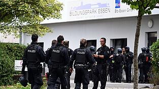 Der Jugendliche soll am 5. September an dem Berufskolleg zun&auml;chst eine Lehrerin mit einem Messer schwer verletzt und danach einem ihm fremden Mann in den R&uuml;cken gestochen haben. (Archivbild)