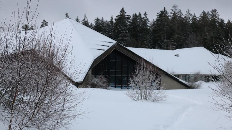 Von Schneebergen umgeben und völlig verlassen: Das ehemalige Hotel in Bischofsmais reizt viele, dort verbotenerweise einzusteigen. (Archivbild)