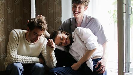 „Wer ist da eigentlich um mich herum? In welcher Beziehung stehe ich mit bestimmten Menschen? Was ist mir wichtig und kann ich aber nicht mit meinem Partner teilen?“ Gedanken von Andrea Newerla zu einer offenen Beziehung.