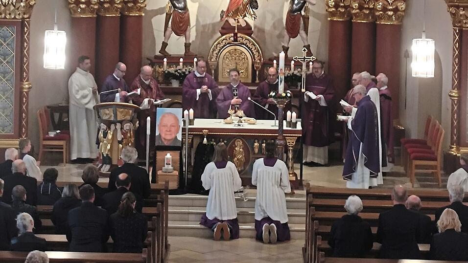Dekan Ralf Heidenreich feierte zusammen mit neun Priestern in Konzelebration das Requiem f&uuml;r Pfarrer Josef Br&auml;u.