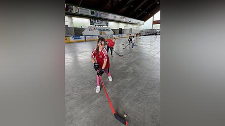 Immer mehr M&auml;dchen, wie Marie Weikl, spielen Eishockey.