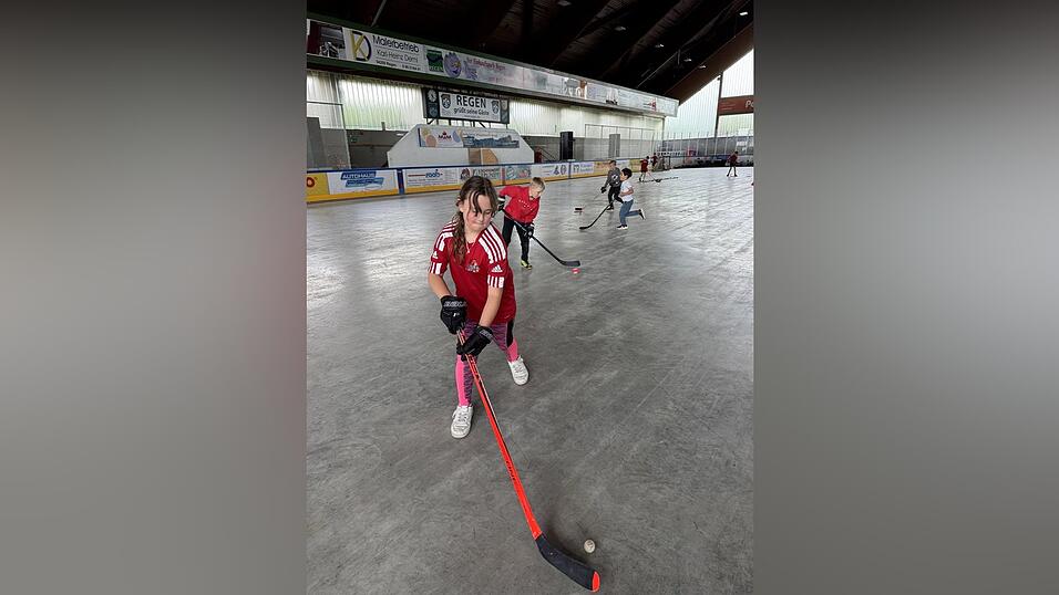 Immer mehr M&auml;dchen, wie Marie Weikl, spielen Eishockey.
