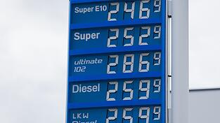 Der Rabatt soll die Preise an der Zapfsäule drücken. (Archivbild) Der Rabatt soll die Preise an der Zapfsäule drücken. (Archivbild)