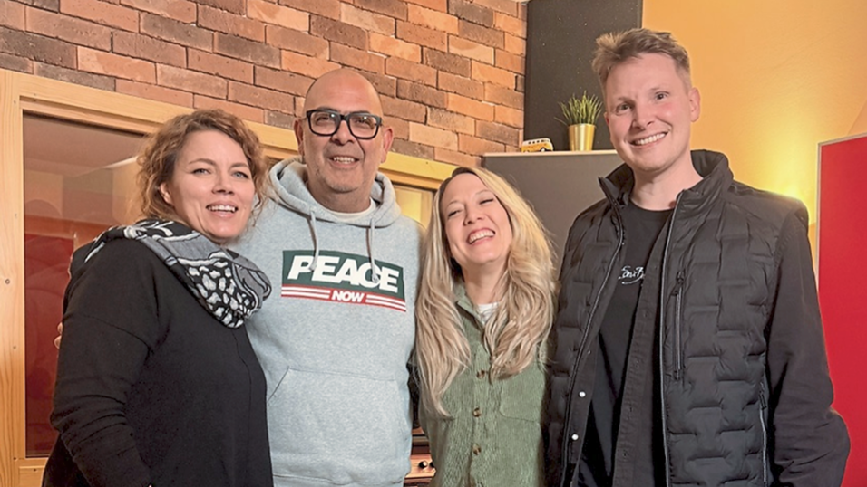 Das neue Studioalbum von Hannes Ringlstetter (Zweiter von links) wurde bei Andreas Mayer aufgenommen. Für die Background-Vocals sorgten Anne Schell (links) und Claudia Dechand. Das neue Studioalbum von Hannes Ringlstetter (Zweiter von links) wurde bei Andreas Mayer aufgenommen. Für die Background-Vocals sorgten Anne Schell (links) und Claudia Dechand.