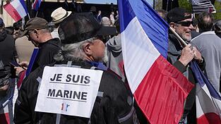Anh&auml;nger der franz&ouml;sischen rechten Partei Rassemblement National (RN) protestierten gegen den Ausschluss von Marine Le Pen von Wahlen durch ein Gericht.