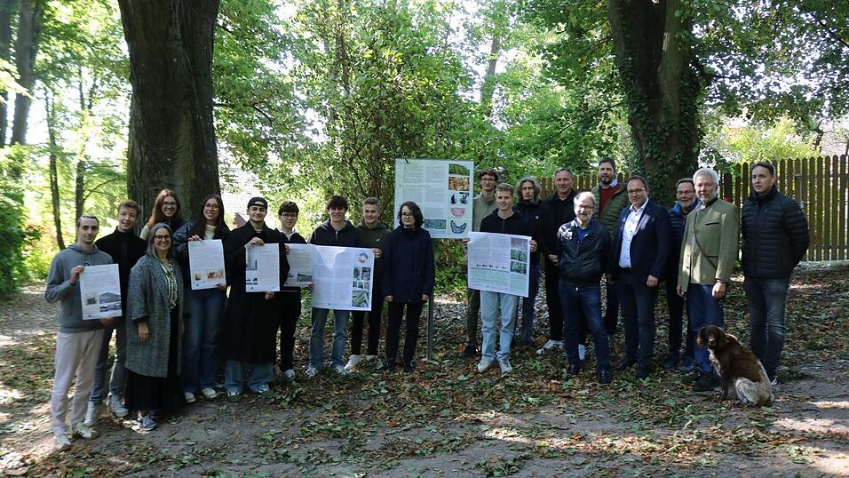 Sch&uuml;ler des Joseph-von-Fraunhofer Gymnasiums statten das Waldst&uuml;ck am Kalvarienberg mit eigens gefertigten Schautafel aus. Lehrer Bernhard Bauer (rechts), Schulleiter Uwe Mi&szlig;linger (Siebter von rechts), der ehemalige Forstdirektor Arthur Bauer (Zweiter von rechts) sowie viele Helfer der Stadt unterst&uuml;tzten den Nachwuchs bei der Aktion.