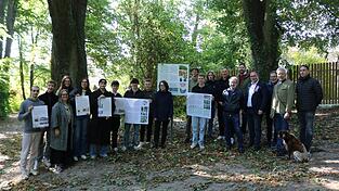 Schüler des Joseph-von-Fraunhofer Gymnasiums statten das Waldstück am Kalvarienberg mit eigens gefertigten Schautafel aus. Lehrer Bernhard Bauer (rechts), Schulleiter Uwe Mißlinger (Siebter von rechts), der ehemalige Forstdirektor Arthur Bauer (Zweiter von rechts) sowie viele Helfer der Stadt unterstützten den Nachwuchs bei der Aktion.