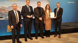 Einen von insgesamt f&uuml;nf F&ouml;rderbescheiden &uuml;berreichte Bundesverkehrsminister Patrick Schnieder (2. v. l.) an die Professoren Aida Anetsberger und Tim R&ouml;diger (r.) von der Hochschule Landshut. Mit dabei waren Bayerns Ministerpr&auml;sident Markus S&ouml;der (M.) und sein Wirtschaftsminister Hubert Aiwanger.