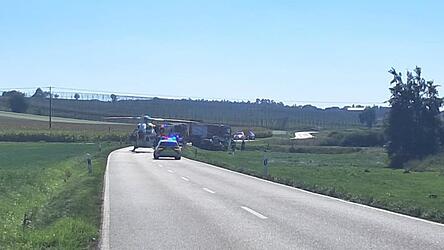 Die Stra&szlig;e zwischen Pfeffenhausen und Oberhatzkofen war wegen des Unfalls gesperrt, auf der Rettungshubschrauber war im Einsatz.