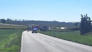 Die Straße zwischen Pfeffenhausen und Oberhatzkofen war wegen des Unfalls gesperrt, auf der Rettungshubschrauber war im Einsatz. Die Straße zwischen Pfeffenhausen und Oberhatzkofen war wegen des Unfalls gesperrt, auf der Rettungshubschrauber war im Einsatz.