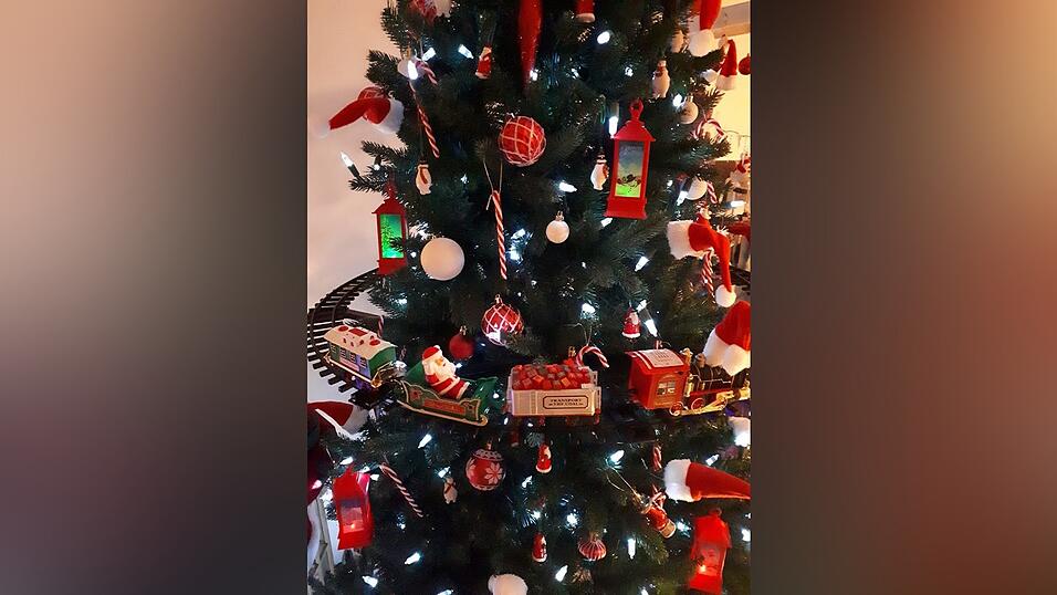 Einen Weihnachtsmann auf Schienen in ihren Christbaum eingebaut hat Monika Bator.