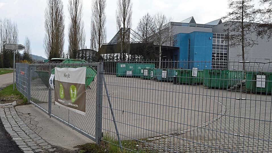 Um auf der Altstoffsammelstelle in Pfeffenhausen mehr Nutzfl&auml;che zu gewinnen, wandert der Aufenthaltscontainer auf das angrenzende Kl&auml;ranlagenareal.