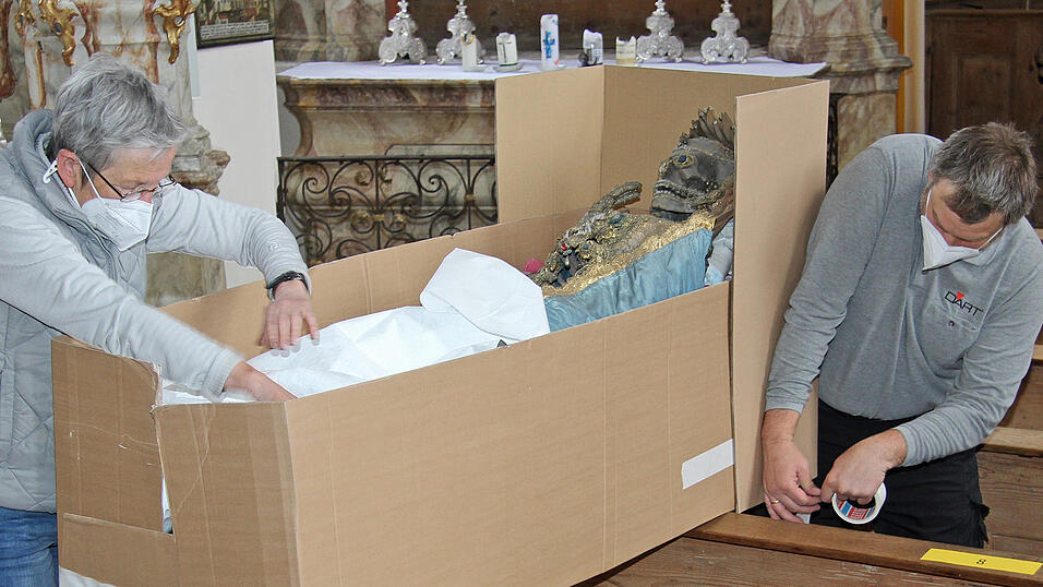 Restauratorin Uta Ludwig und Manfred St&ouml;hr von der M&uuml;nchner Kunsttransporte Art Handling GmbH verpacken Florentino.