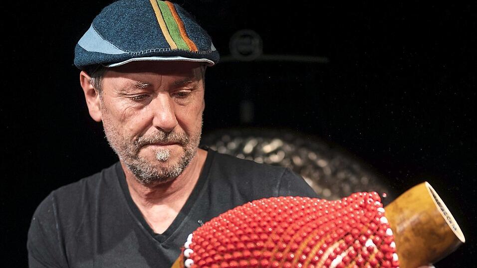 Reinhold Bauer setzt auf seiner neuen Platte auch überdimensionale Rasseln … Reinhold Bauer setzt auf seiner neuen Platte auch überdimensionale Rasseln …