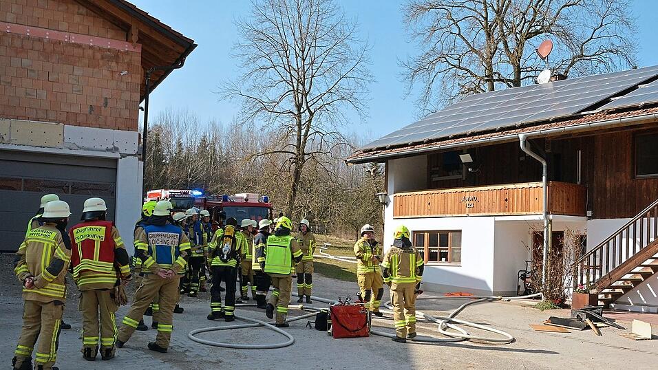 Im gemeinsamen Löscheinsatz konnten Atemschutzgeräteträger der Wehren Loiching, Niederviehbach und Dingolfing den Zimmerbrand löschen. Im gemeinsamen Löscheinsatz konnten Atemschutzgeräteträger der Wehren Loiching, Niederviehbach und Dingolfing den Zimmerbrand löschen.