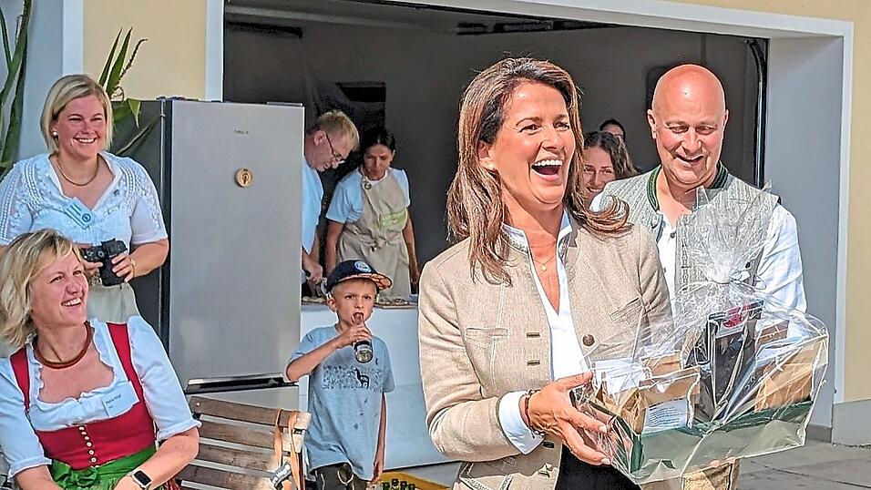 Sichtlich gefreut hat sich Ministerin Michaela Kaniber (2.v.r.) über das Willkommensgeschenk von Hausherr Johannes Wittmann (r.). Sichtlich gefreut hat sich Ministerin Michaela Kaniber (2.v.r.) über das Willkommensgeschenk von Hausherr Johannes Wittmann (r.).
