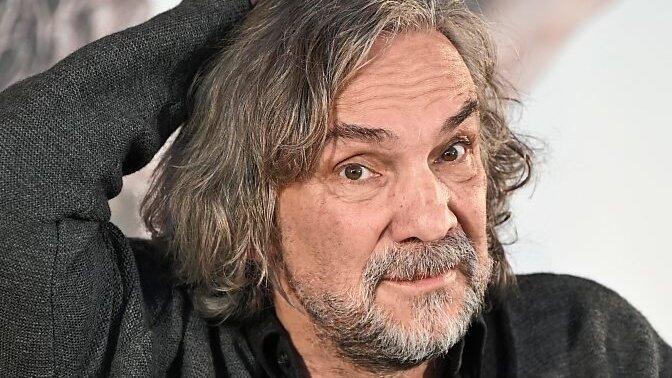 Christian Stückl, geboren 1961 in Oberammergau, lernte Holzbildhauer, gründete eine Theatergruppe und arbeitete erst als Regieassistent und später als Regisseur an den Münchner Kammerspielen. 1987 wurde Stückl in Oberammergau zum Spielleiter gewählt. Seit 2002 ist er Intendant des Münchner Volkstheaters.