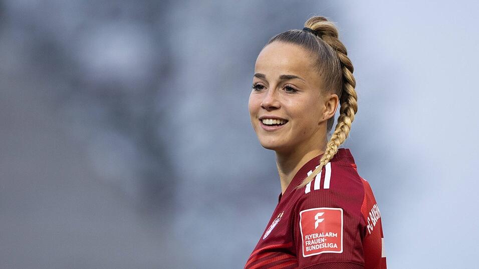 Unsere Nummer 15: Abwehrspielerin Giulia Gwinn / FC Bayern München / 27 Länderspiele / 3 Tore Unsere Nummer 15: Abwehrspielerin Giulia Gwinn / FC Bayern München / 27 Länderspiele / 3 Tore