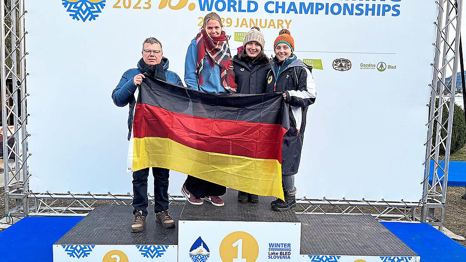 Erfolgreiche niederbayerische Delegation bei der Eisschwimm-WM in Slowenien: Trainer Claus Fochler, Elisabeth Parzefall, Christina Gockeln und Luisa Lang (v. l.) von der SG Mallersdorf-Pfaffenberg. Erfolgreiche niederbayerische Delegation bei der Eisschwimm-WM in Slowenien: Trainer Claus Fochler, Elisabeth Parzefall, Christina Gockeln und Luisa Lang (v. l.) von der SG Mallersdorf-Pfaffenberg.