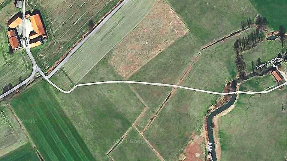 Hier sieht man den Wiesenweg (in grau). Zirka zwei Drittel des Weges befinden sich direkt auf der Wiese des Grundbesitzers.