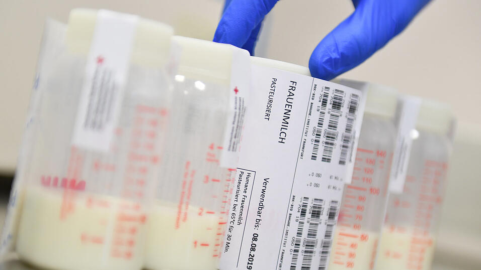 In der Muttermilchbank wird gespendete Milch pasteurisiert und tiefgefroren eingelagert. So h&auml;lt sie sich etwa ein halbes Jahr lang. (Symbolbild)