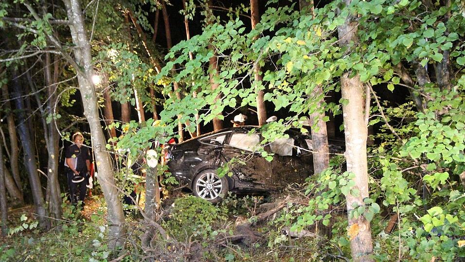 Schrecklicher Unfall in der Nacht auf Mittwoch in einem Waldst&uuml;ck bei Heinsacker (Kreis Regensburg). Die beiden Autowracks wurden von den Einsatzkr&auml;ften im Unterholz gefunden.