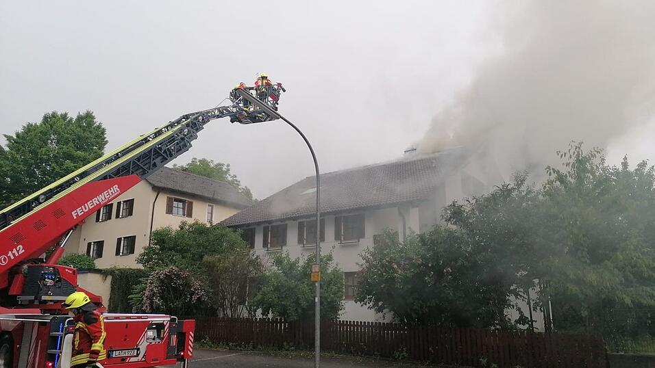 Chaos nach einem Unwetter am Mittwochnachmittag in Landshut. &Uuml;berflutete Stra&szlig;en und Geb&auml;ude, weggeschwemmte Autos und ein Dachstuhlbrand. Jede Menge Arbeit f&uuml;r die Feuerwehr.