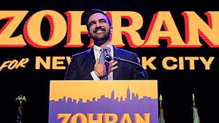 Der linke Demokrat Zohran Mamdani hat die Wahl zum Bürgermeister von New York gewonnen.