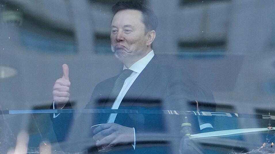 Tech-Milliard&auml;r Elon Musk wurde als Zeuge im Prozess um seine Klage gegen OpenAI-Mitgr&uuml;nder Sam Altman befragt.