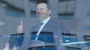 Tech-Milliard&auml;r Elon Musk wurde als Zeuge im Prozess um seine Klage gegen OpenAI-Mitgr&uuml;nder Sam Altman befragt.