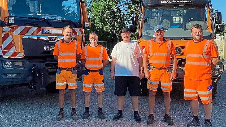 Das Schwarzacher Bauhofteam (v. l.): Sebastian Sötz als Fachkraft für Wasserversorgung, Schlosser Christian Baier, Markus Schätz als Leiter des Freibads, Schlosser Rudolf Kellermeier und Wassermeister und Bauhofleiter Franz Sträußl. Der Schreiner Peter Hof ist nicht auf dem Bild. Das Schwarzacher Bauhofteam (v. l.): Sebastian Sötz als Fachkraft für Wasserversorgung, Schlosser Christian Baier, Markus Schätz als Leiter des Freibads, Schlosser Rudolf Kellermeier und Wassermeister und Bauhofleiter Franz Sträußl. Der Schreiner Peter Hof ist nicht auf dem Bild.