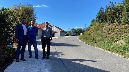 Seit vielen Jahren von den Anwohnern am Schinderbuckel gew&uuml;nscht und nun endlich realisiert: der B&uuml;rgersteig am Gehsbergweg. Im Bild (v.l.): B&uuml;rgermeister Markus Hofmann, Bauamtsleiter Christian Kopf und Georg Marchl von der gleichnamigen Firma, die f&uuml;r die Pflasterarbeiten zust&auml;ndig war.
